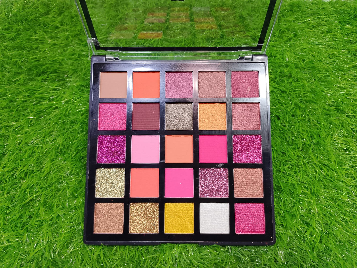 Glowing face 25 colour eyeshadow kit